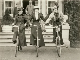 Trois femmes à vélo, début des années 1900